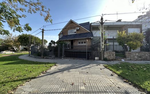 VENTA CASA EN MALVIN 5 DORMITORIOS – AVDA. LEGRAND ESQUINA AMAZONAS