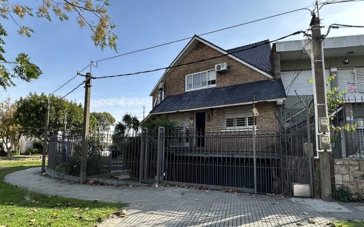 VENTA CASA EN MALVIN 5 DORMITORIOS – AVDA. LEGRAND ESQUINA AMAZONAS