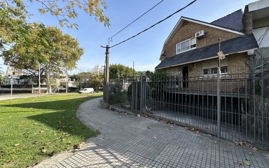 VENTA CASA EN MALVIN 5 DORMITORIOS – AVDA. LEGRAND ESQUINA AMAZONAS