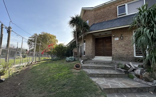 VENTA CASA EN MALVIN 5 DORMITORIOS – AVDA. LEGRAND ESQUINA AMAZONAS