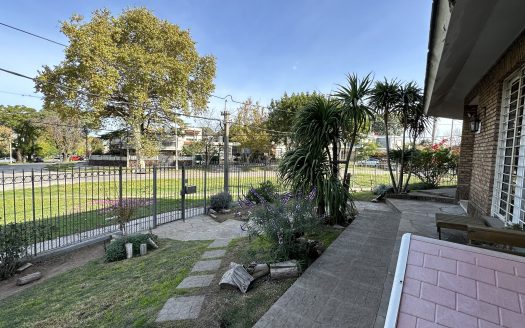 VENTA CASA EN MALVIN 5 DORMITORIOS – AVDA. LEGRAND ESQUINA AMAZONAS