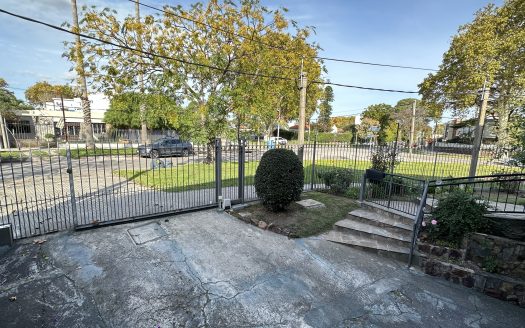 VENTA CASA EN MALVIN 5 DORMITORIOS – AVDA. LEGRAND ESQUINA AMAZONAS