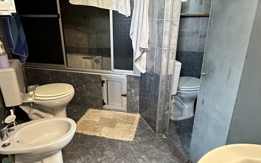 VENTA CASA EN MALVIN 5 DORMITORIOS – AVDA. LEGRAND ESQUINA AMAZONAS