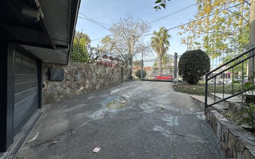VENTA CASA EN MALVIN 5 DORMITORIOS – AVDA. LEGRAND ESQUINA AMAZONAS